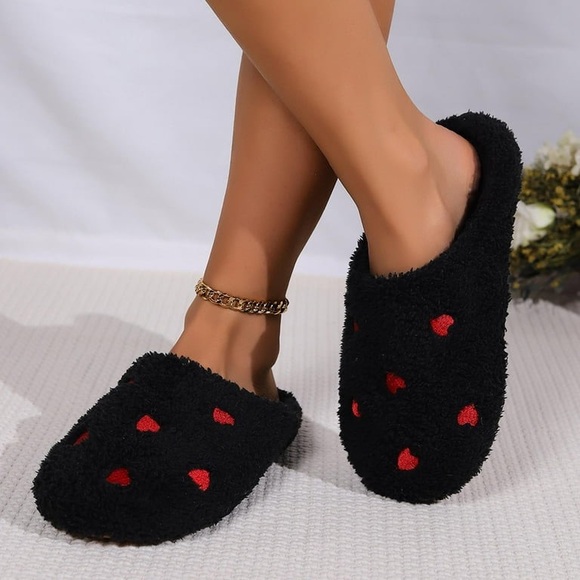 Lovely Heart Cozy Indoor Slippers 6.5-7 NEW - Picture 1 of 5